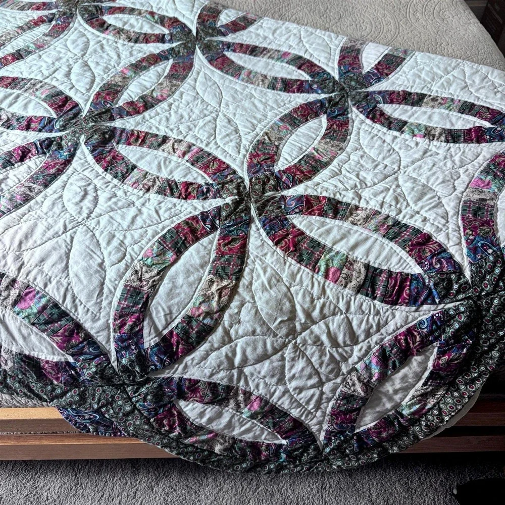 Double Wedding‎ Ring Quilt Vintage Hand Quilted Scalloped Edge Cottagecore